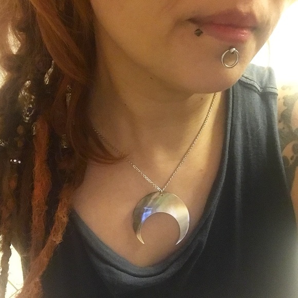 Genuine Mother of pearl crescent moon necklace - Picture 7 of 8